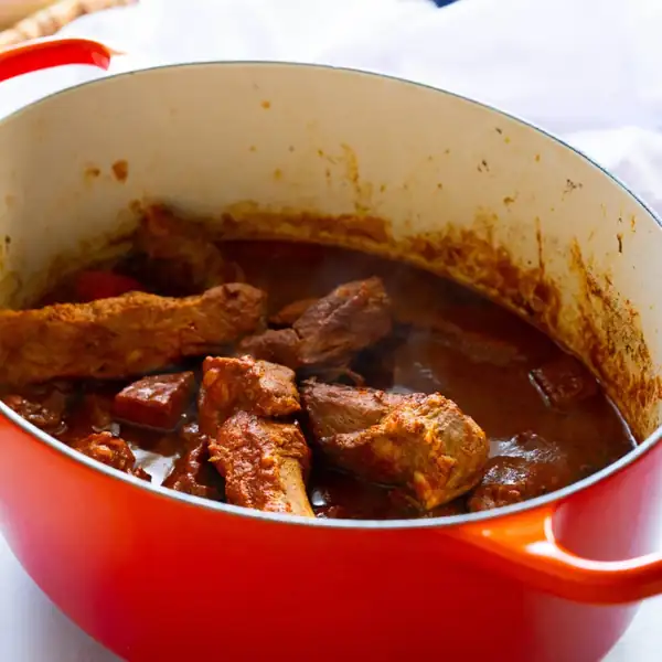 Costillas de cerdo en salsa roja