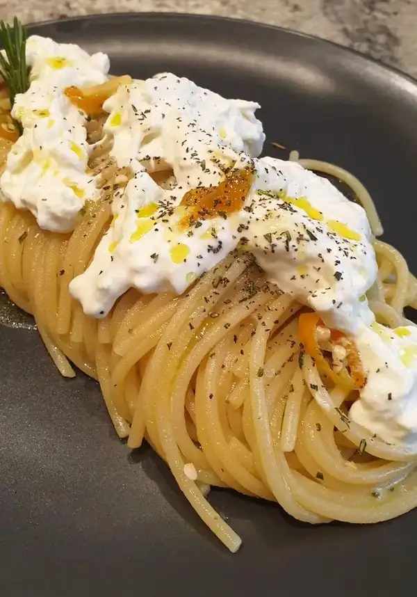 Fideos Garofalo con ajo, aceite, chile, burrata y romero