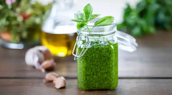 Salsa de aceite de oliva con albahaca y perejil al pesto