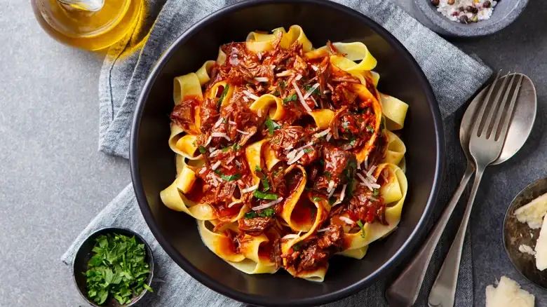 Si de verdad quieres que tu pasta absorba más salsa, frótala con papel de lija
