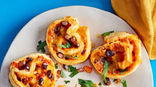 Rollitos de pizza de ajvar con frijoles negros