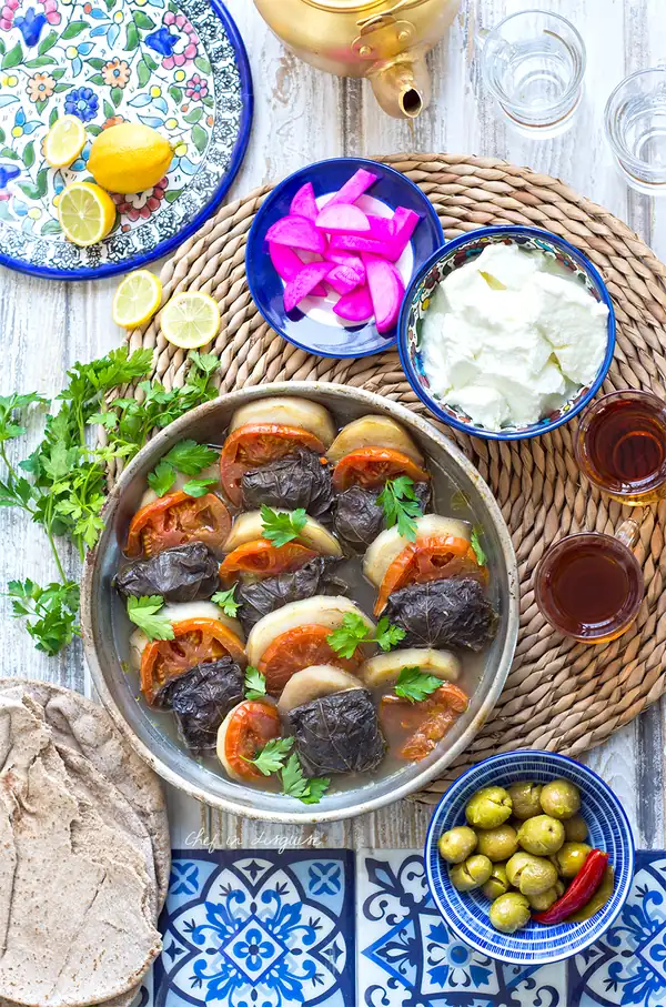 kofta bil warak enab (empanadas de carne envueltas en hojas de vid)