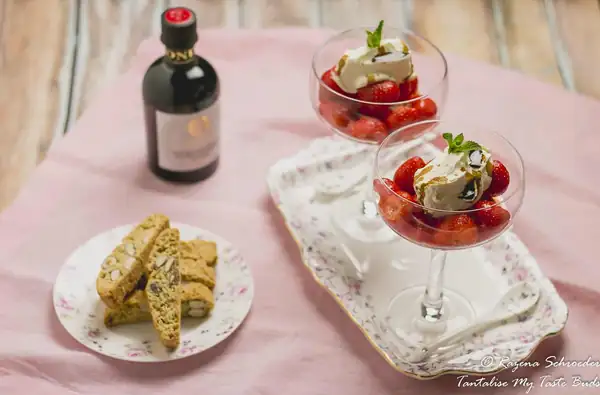 Fresas maceradas y crema de mascarpone con vinagre balsámico