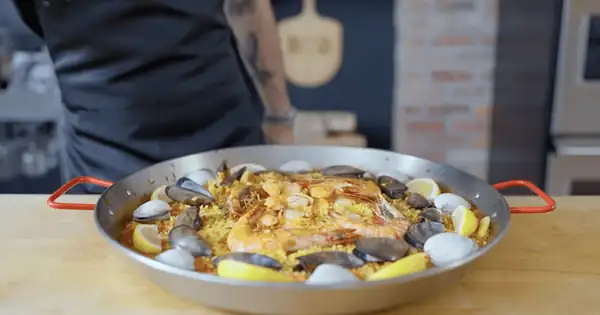 Paella de mariscos inspirada en parques y recreación