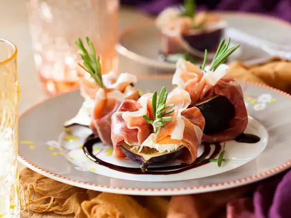 Recipe: Ham rolls with figs and Camembert