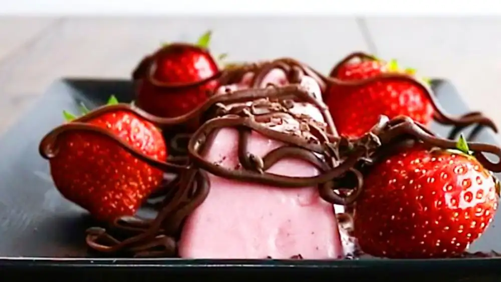 Make your own ice cream confections easily: Strawberry ice cream confections for hot days