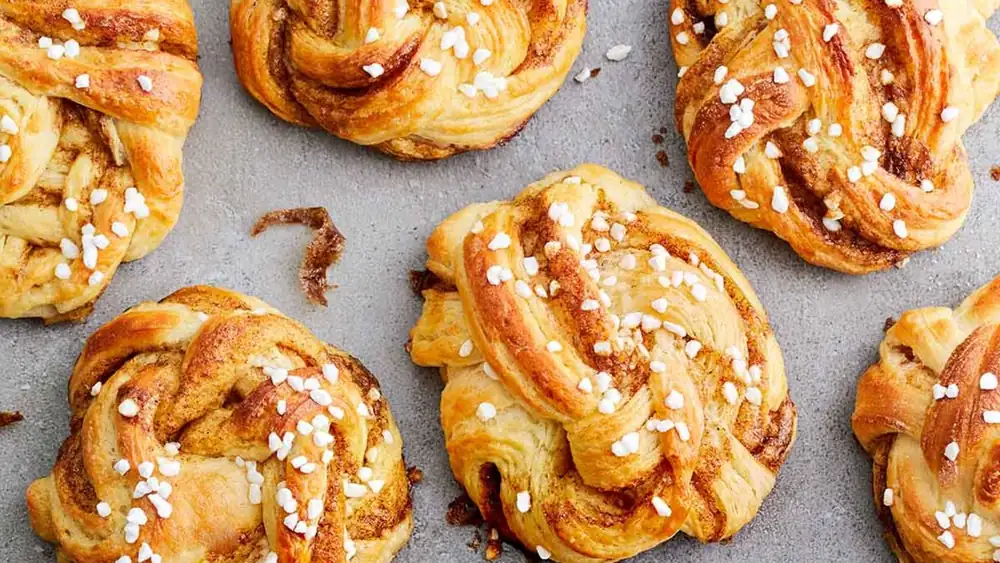 Sunday scent: fluffy cinnamon knots for a cozy coffee break