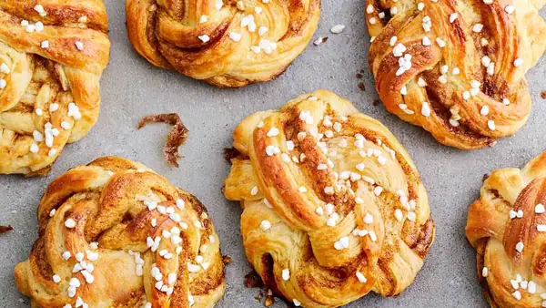 Sunday scent: fluffy cinnamon knots for a cozy coffee break
