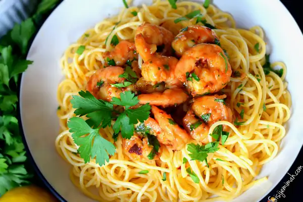 Pasta con camarones y mantequilla de ajo