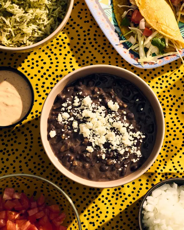 Receta de frijoles negros picantes con queso fresco
