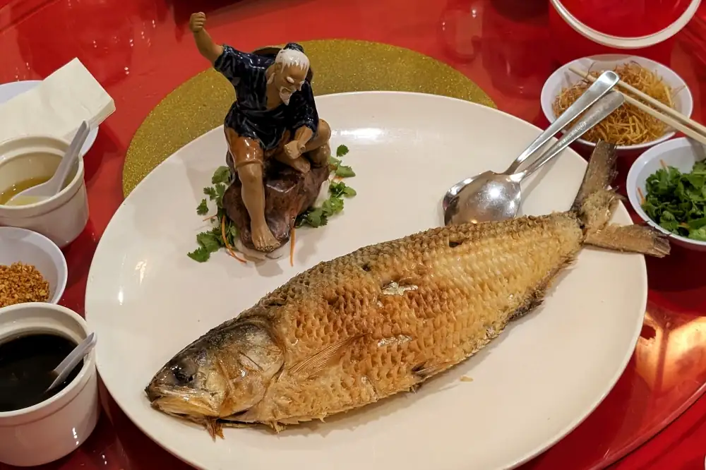 En el restaurante De Maw en Cheras, el espinoso 'ikan terubuk' se cocina lo suficientemente tierno como para comerlo entero