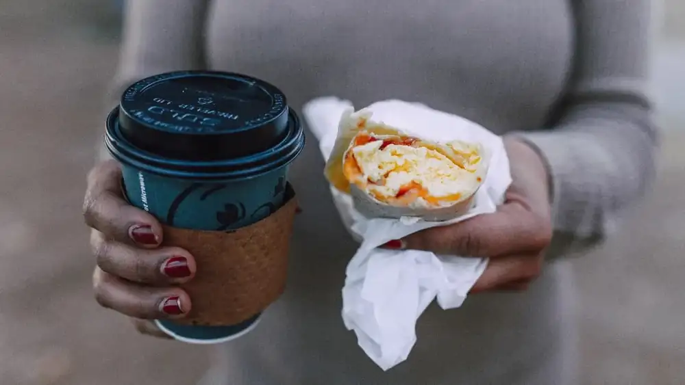 Guía básica para viajes por carretera: Comidas y bebidas que le sentarán bien a tu estómago durante el viaje