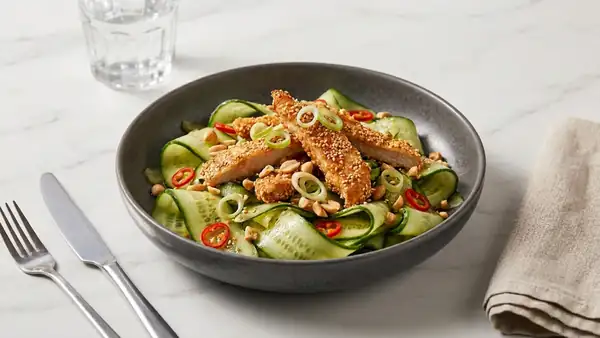 Ensalada crujiente de pepino con pollo frito al sésamo