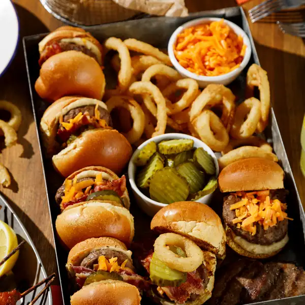 Mini hamburguesas de carne Wagyu con cebolla frita