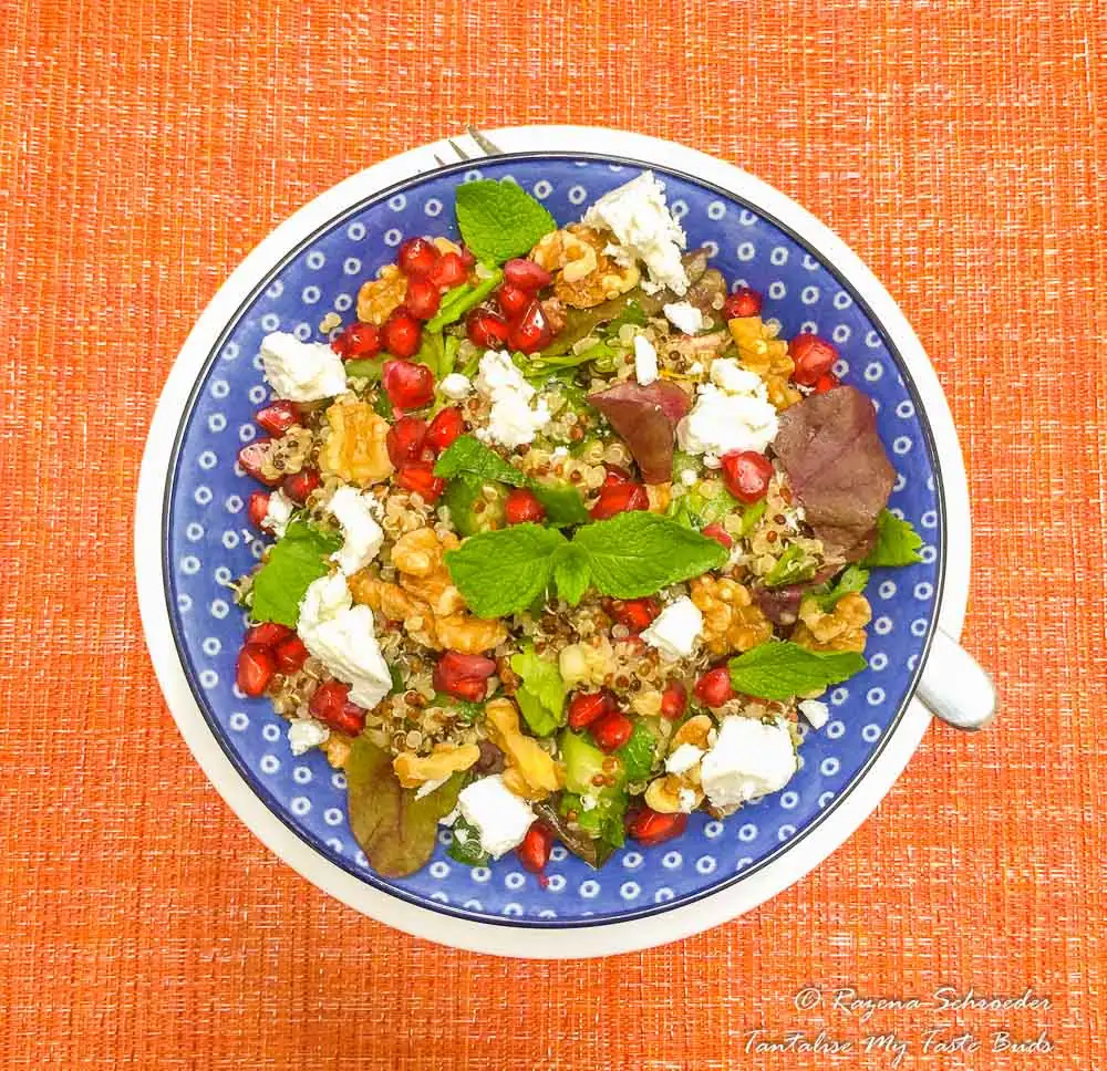 Ensalada de quinoa tricolor con granada, nueces y queso feta