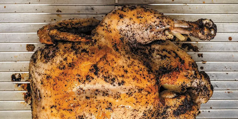 Pollo asado marinado con zumaque, limón y sal