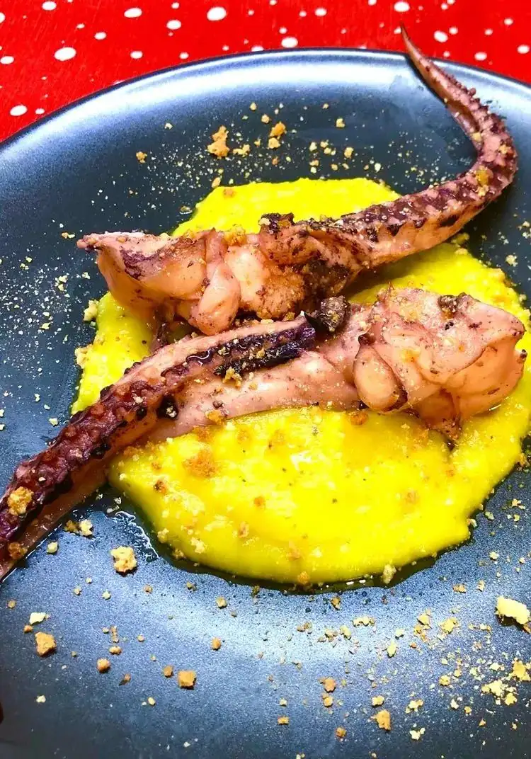 Pulpo en crema de patatas y azafrán