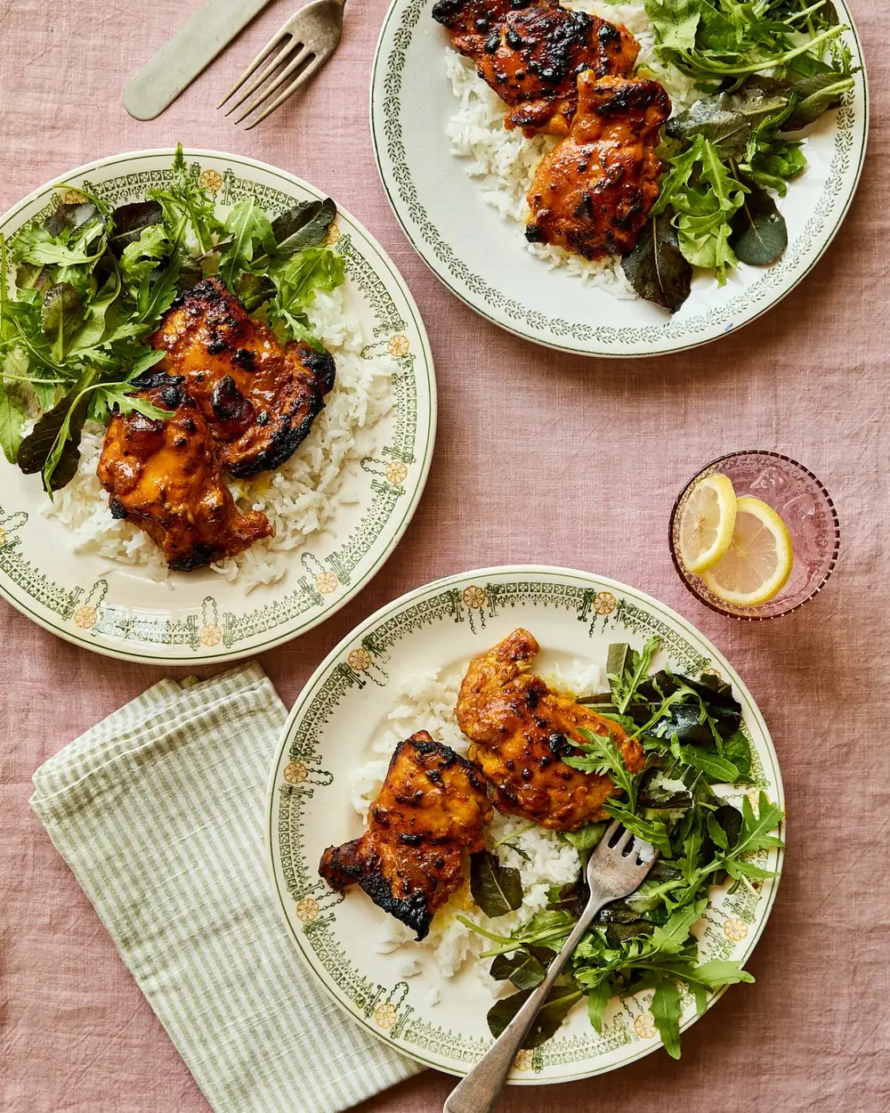 Recetas de Sabrina Ghayour para pollo con mango y chile, cebolletas pegajosas y latkes