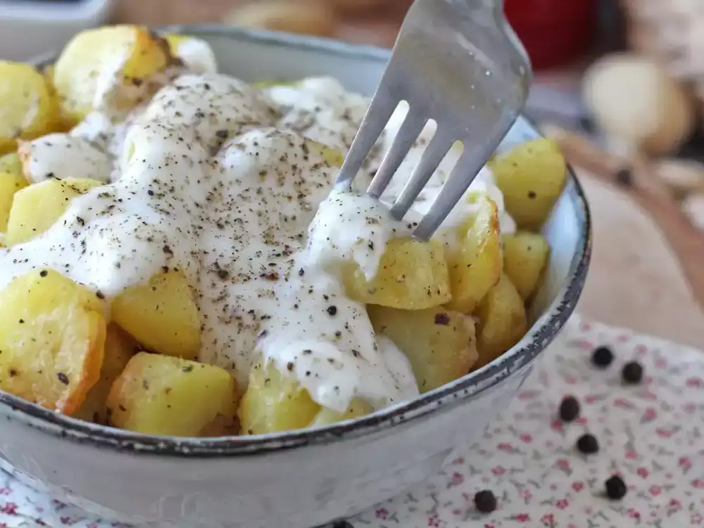 Creamy baked cacio e pepe potatoes: the easy side dish that everyone loves!