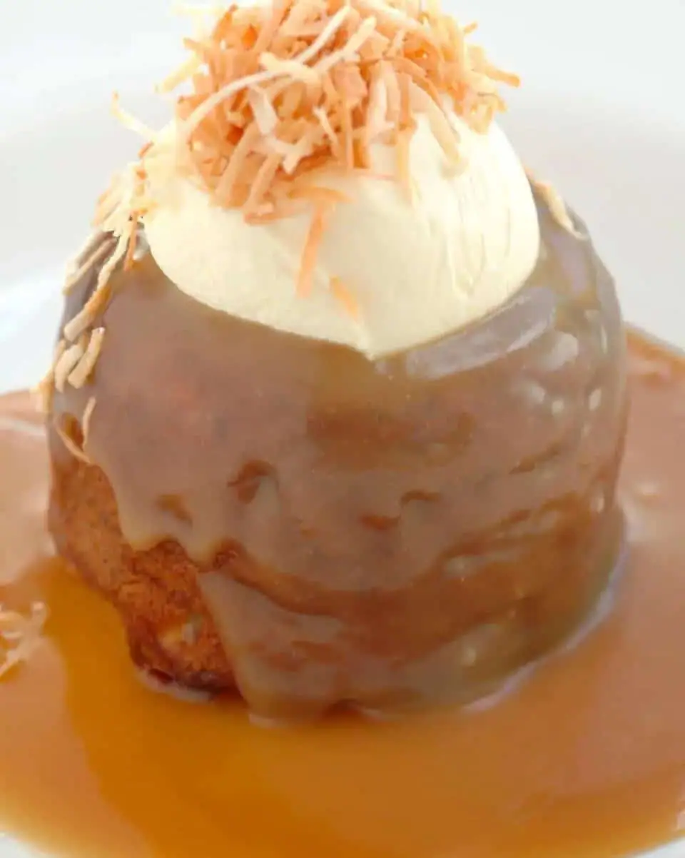 Pudín de plátano y nueces de macadamia con salsa de caramelo de coco
