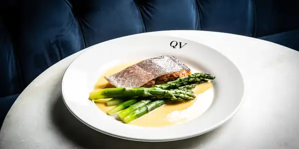 Trucha curada con espárragos y salsa beurre blanc de vermut