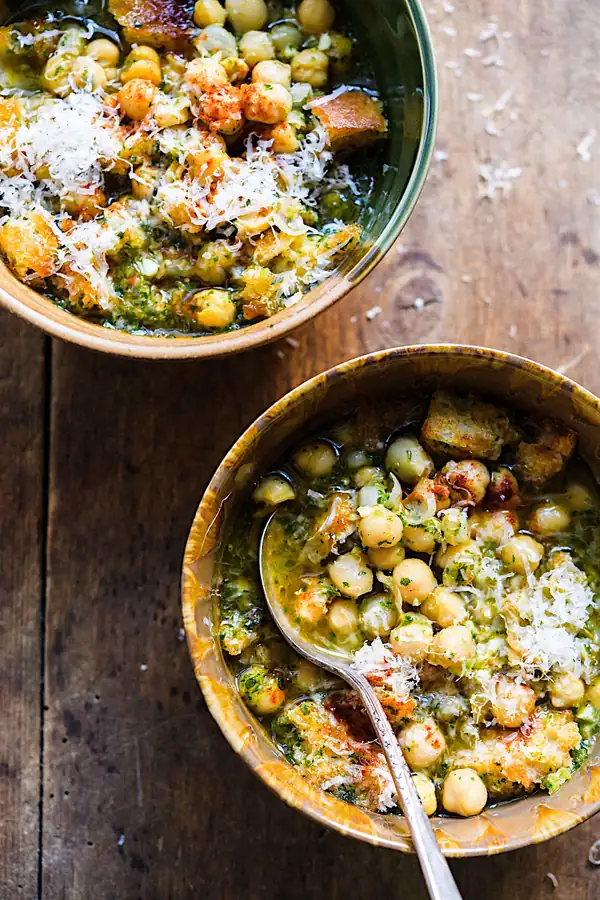 Sopa de ajo y cilantro con garbanzos (Açorda alentejana)