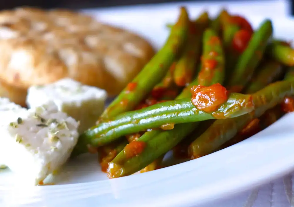 Traditional Greek Green Beans recipe (Fasolakia Giahni)
