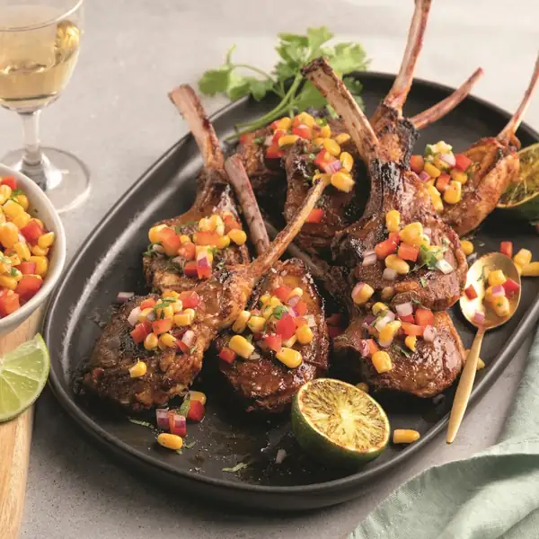 Chuletas de cordero tex-mex y ensalada de maíz rápida