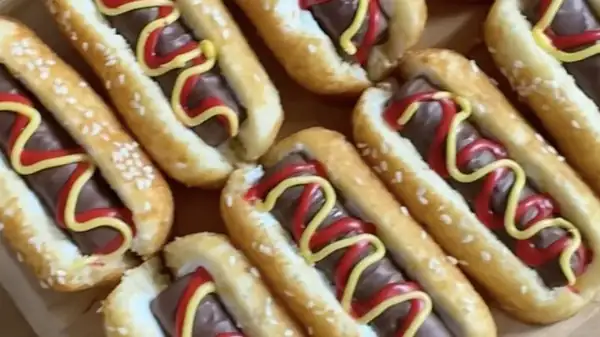 Sorprende a tus invitados a la barbacoa con un postre creativo sin horno inspirado en los perritos calientes