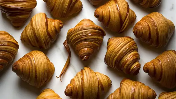 Cómo distinguir un croissant casero de uno congelado, en la barra