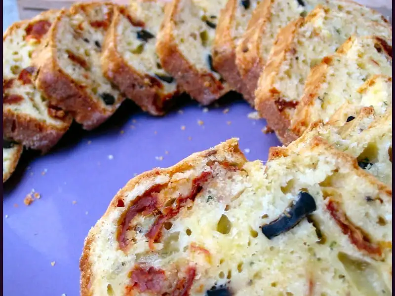 Pastel de aceitunas, tomates secos y parmesano