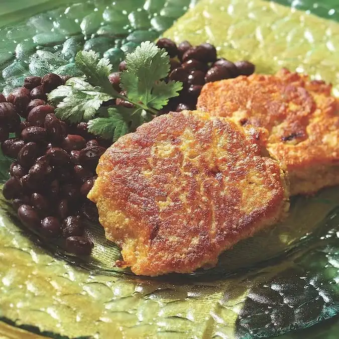Cómo preparar buñuelos de plátano y maíz (Receta)