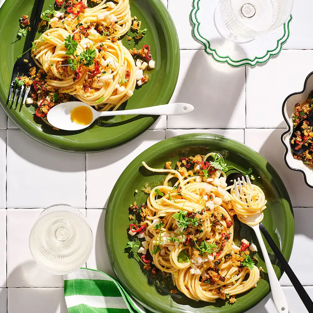 Espaguetis con vieiras, guindilla y pangrattato de guanciale