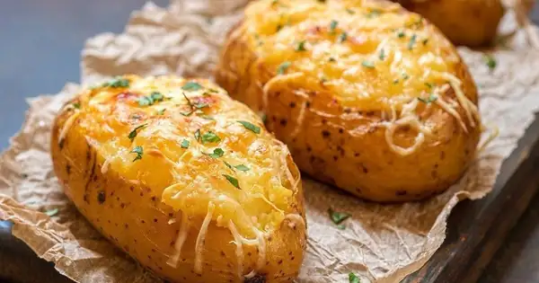Patatas rellenas de carne y queso