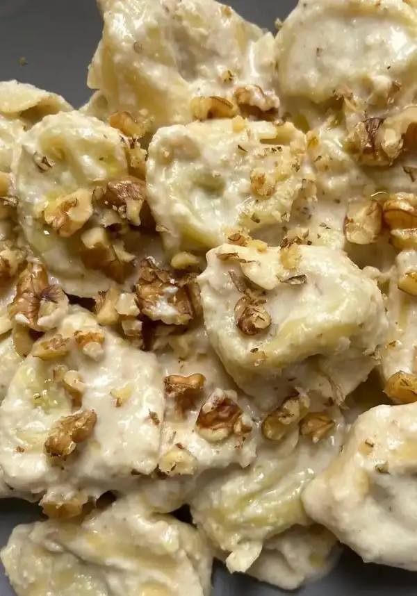 Tortelloni de ricotta y espinacas con salsa de nueces