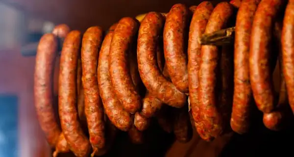 Cómo ahumar salchichas [Guía paso a paso]