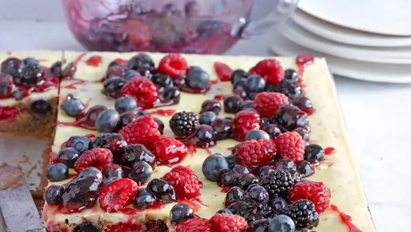 Coffee & cake with a twist: The combination of berries and cappuccino tastes amazing!