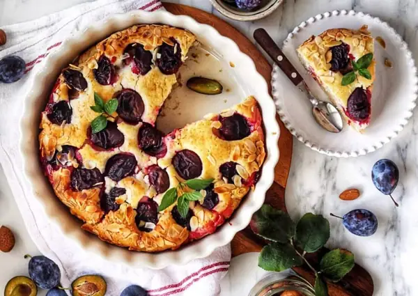 Pastel de ciruelas vegano esponjoso