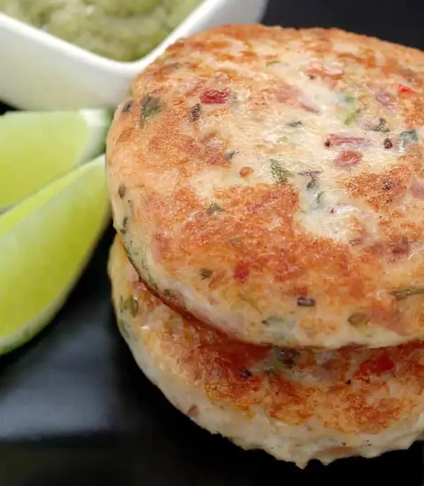 Tortitas de pollo con mayonesa de aguacate y salsa de tomate
