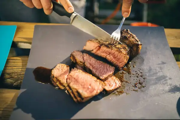 El sencillo método de reposo del carnicero hace que un filete barato tenga un sabor "premium"