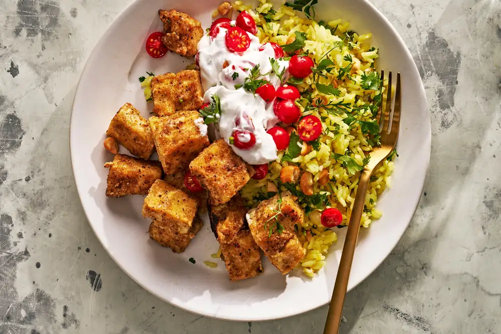 Tofu crujiente con masala, arroz con limón y raita