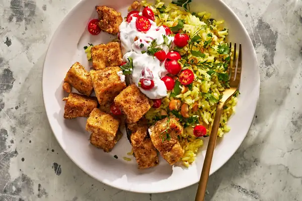 Tofu crujiente con masala, arroz con limón y raita