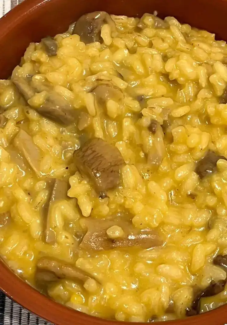 Risotto al azafrán con setas porcini y queso Taleggio