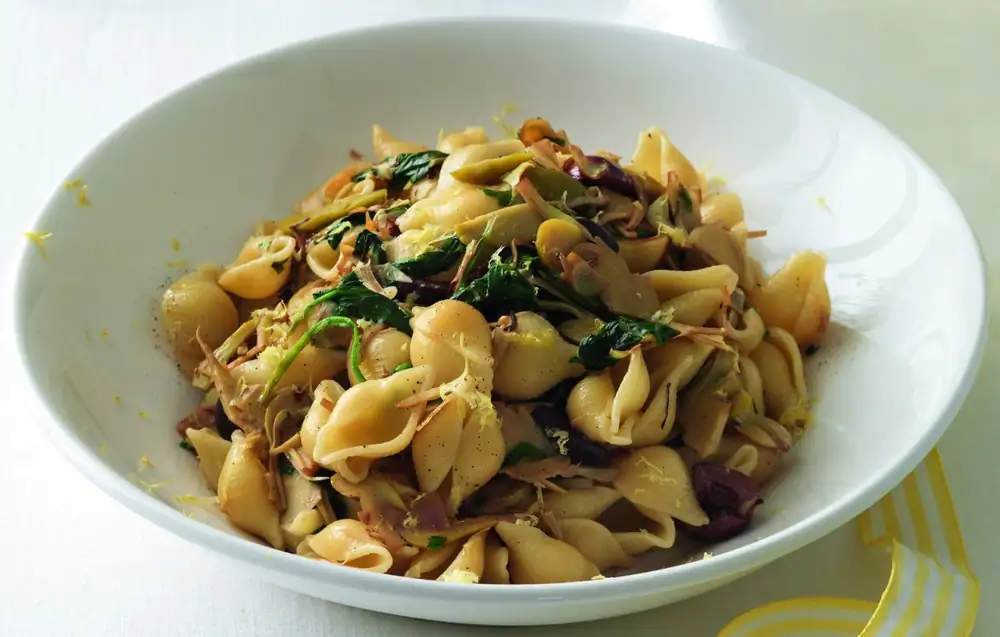 Pasta con alcachofas y espinacas