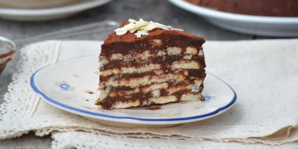 Pastel de galletas de chocolate sin hornear con frutos secos y almendras
