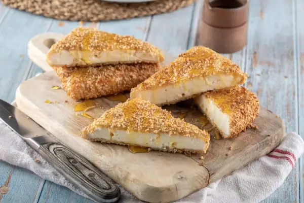 Queso Saganaki: Queso Feta Frito
