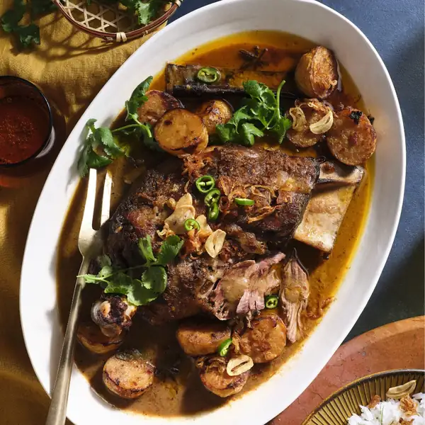 Paletilla de cordero Massaman asada a fuego lento con patatas y chile verde
