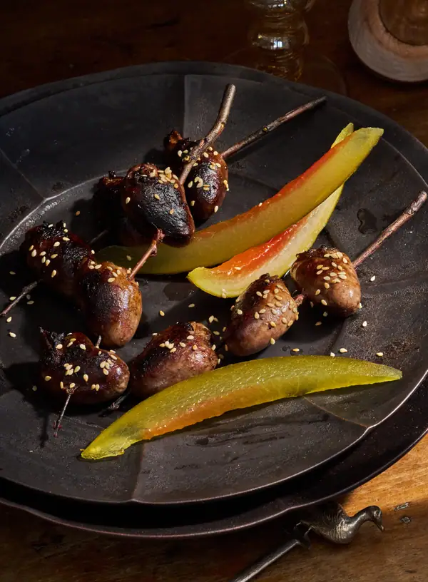 Brochetas de corazón de pato al estilo yakitori