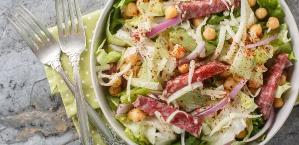 The perfect dish for picnics and barbecues: the famous salad that even won over the Kardashians