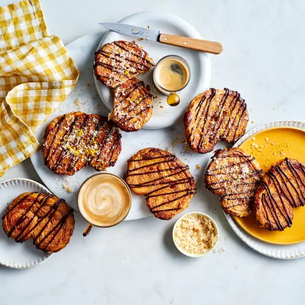 Palmiers de canela y naranja con chocolate y café